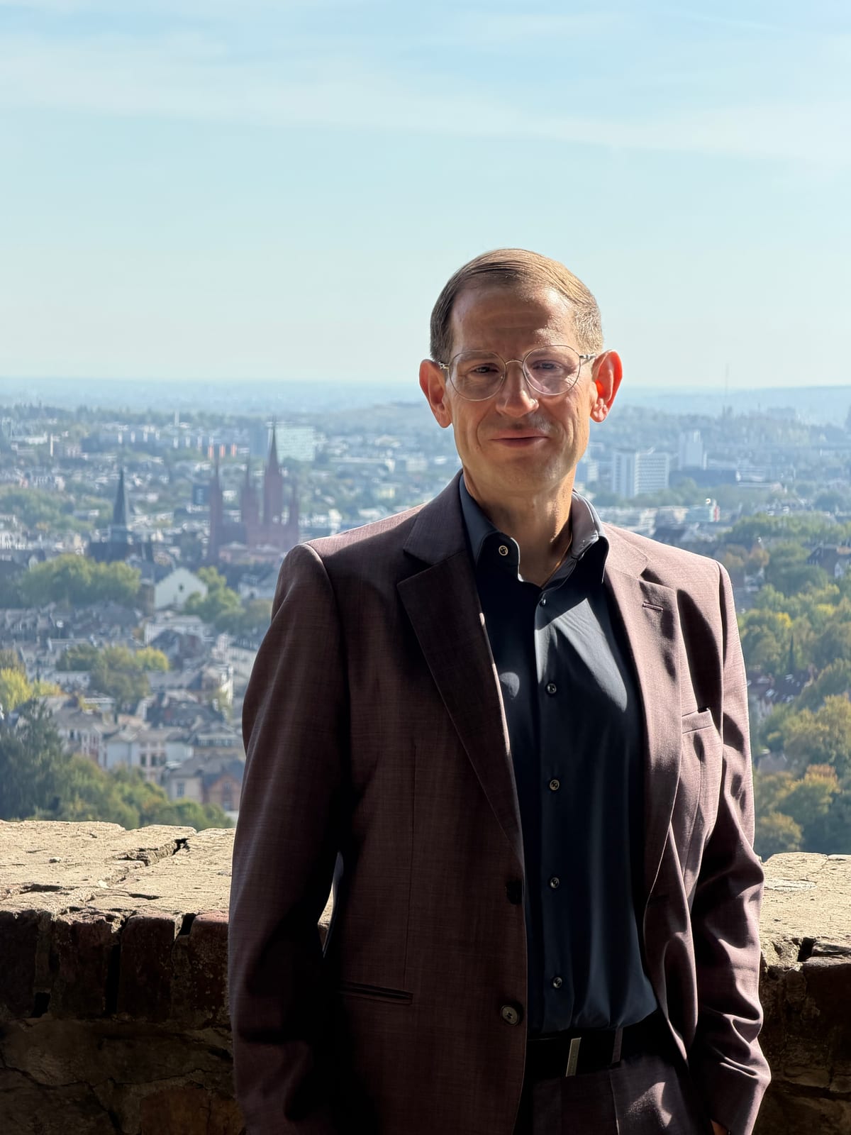 Tobias Pfeifer, gepr. Bilanzbuchhalter (IHK) aus Mainz-Kostheim, vor dem Panorama von Wiesbaden